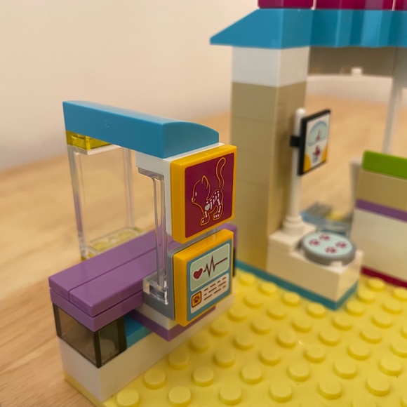 Lego Friends Vet Clinic (41085) - Picture 11 of 11